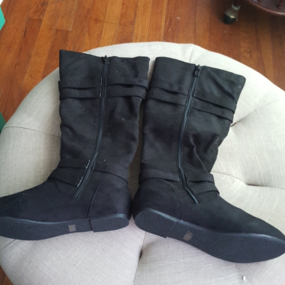 Shoes - Picture 2 of 4